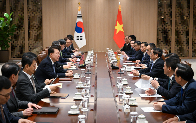 윤석열 대통령이 2일 서울 용산 대통령실 청사에서 팜 민 찐 베트남 총리 일행을 접견하고 있다. 대통령실 제공