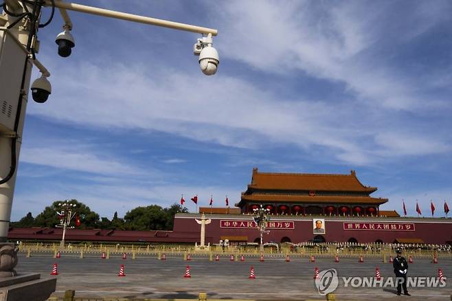 지난 2023년 10월 18일 중국 베이징 톈안먼 광장을 지키는 공안과 CCTV 시설. (사진은 특정 사실과 직접 관련 없음) 사진=AP·연합뉴스