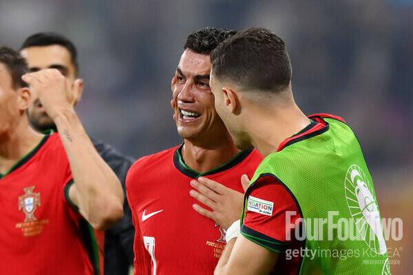사진=게티이미지.&nbsp;마지막&nbsp;유로&nbsp;대회에서&nbsp;페널티킥&nbsp;실축으로&nbsp;눈물을&nbsp;펑펑&nbsp;흘렸던&nbsp;크리스티아누&nbsp;호날두. 골키퍼 디오고 코스타가 승부차기에서&nbsp;'미친&nbsp;선방쇼'를&nbsp;펼치면서 승리를 이끌었고, POTM으로 선정됐다.