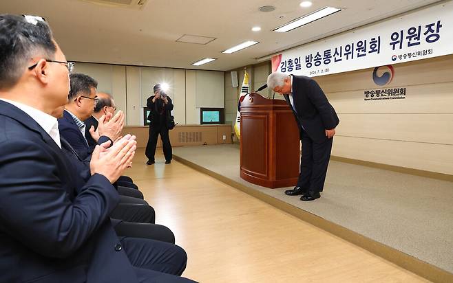 국회에서 본인의 탄핵안을 처리하기 전 자진 사퇴한 김홍일 방송통신위원장이 2일 오전 정부과천청사 방통위 대회의실에서 열린 퇴임식에서 인사하고 있다. 공동취재사진