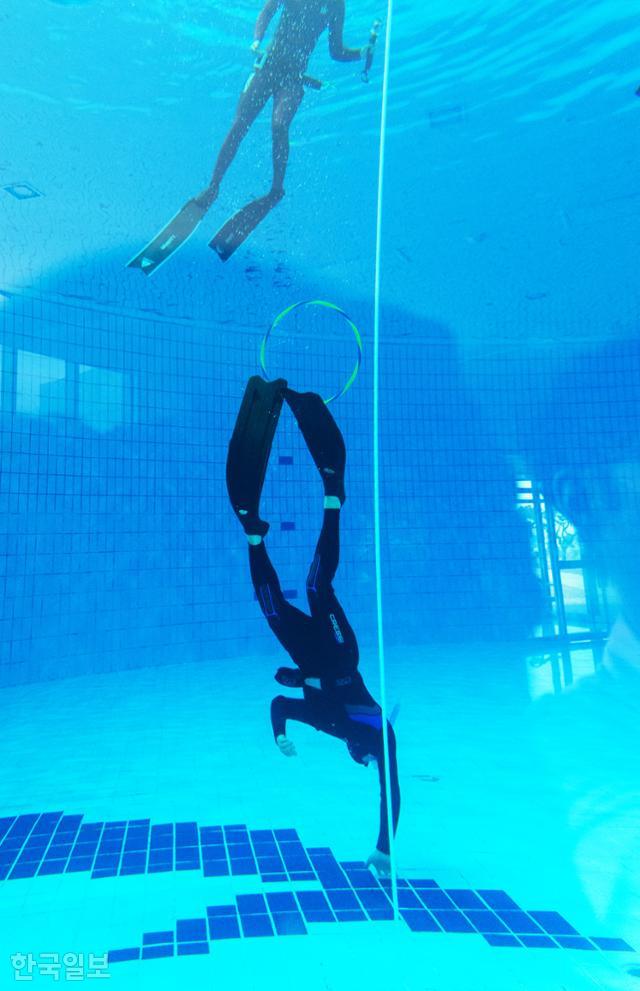 울진해양레포츠센터 프리다이빙 강사가 수심 5m 바닥 찍기 시범을 보이고 있다.
