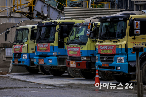 1일 경기 안양시의 한 레미콘 공장에 믹서트럭들이 멈춰있다. [사진=뉴시스]