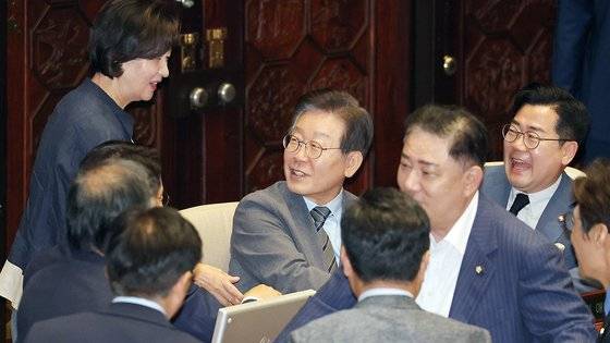 더불어민주당 이재명 전 대표(가운데)가 지난달 27일 국회부의장, 상임위원장 선거 투표 등을 하는 국회 본회의장에서 추미애 의원(왼쪽)과 대화하고 있다. 오른쪽은 박찬대 당대표 직무대행 겸 원내대표. 연합뉴스