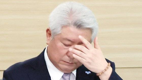 김홍일 방송통신위원장이 지난달 28일 정부과천청사 방송통신위원회에서 열린 제32차 위원회 회의를 주재하던 중 잠시 얼굴을 만지고 있다. 뉴스1