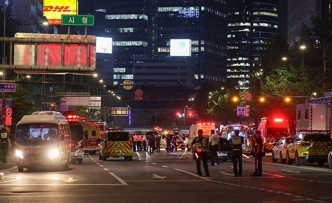 2일 오전 전날 대형 교통사고가 발생한 서울 시청역 인근 교차로에서 경찰이 도로를 통제하고 있다. / 사진=연합뉴스