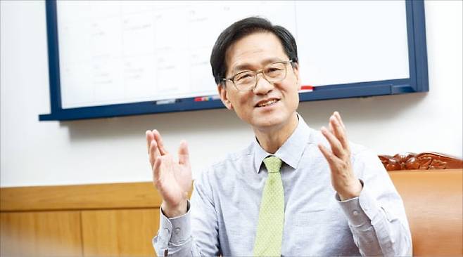 임무송 대한산업안전협회 회장이 2일 서울 구로동 대한산업안전협회 중앙회에서 산업 현장 중대재해 감축 방안을 설명하고 있다.  대한산업안전협회 제공
