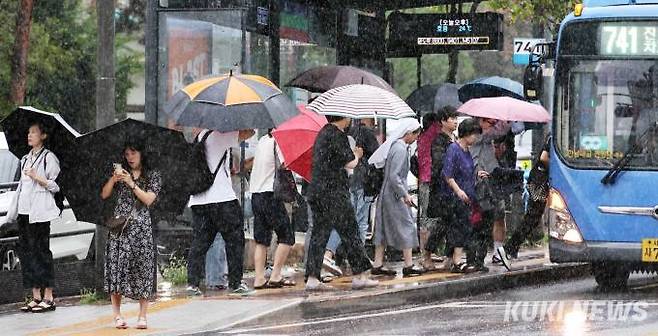 '광화문 버스정류장'기상청은 "정체전선과 정체전선상에서 발달한 저기압의 영향으로 전국이 대체로 흐리고 많은 비가 오겠다. 해안과 제주도를 중심으론 바람이 매우 강하게 부는 곳이 있겠고, 대부분 해상에서 물결이 매우 높게 일겠다"고 예보했다.