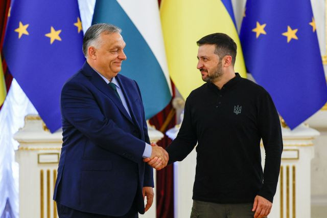 빅토르 오르반(왼쪽) 헝가리 총리가 2일 우크라이나 수도 키이우에서 볼로디미르 젤렌스키 대통령과 만나 악수하고 있다. 로이터연합뉴스