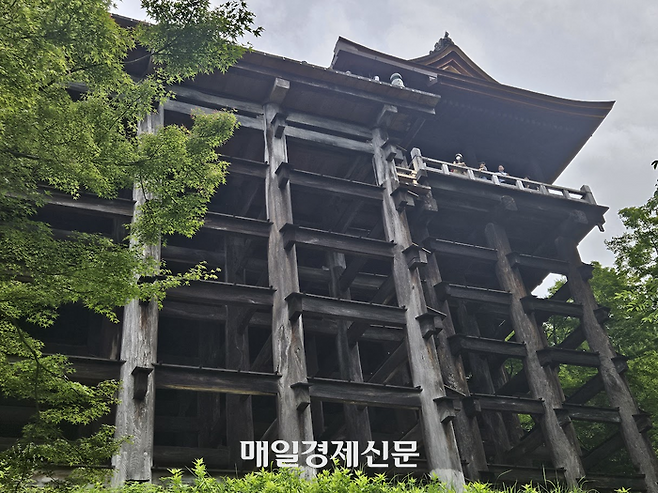 기요미즈데라의 무대를 받치고 있는 구조물. [교토 이승훈 특파원]
