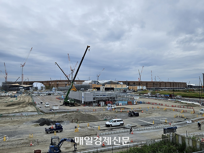 오사카·간사이 엑스포 공사 현장, 멀리 보이는 원형의 목조 건물이 그랜드 링이다. [오사카 이승훈 특파원]