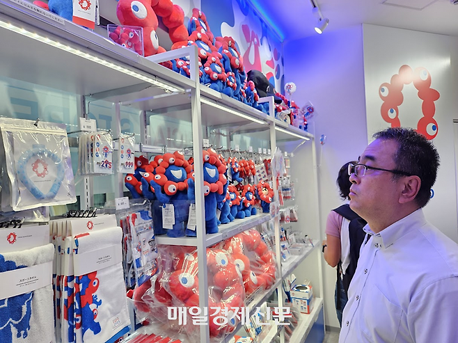 오사카 엑스포 기녑샵에서 한 시민이 기념품을 둘러보고 있다. [오사카 이승훈 특파원]