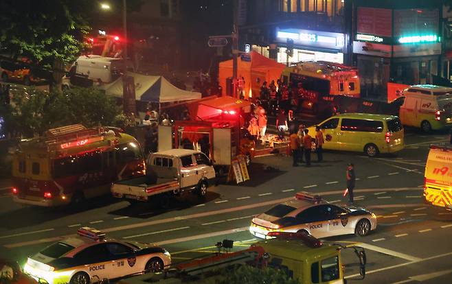 지난 1일 서울 시청역 인근 교차로에서 대형 교통사고가 발생, 사고 수습 작업이 진행되고 있다. [사진 = 연합뉴스]