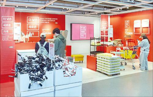 이케아코리아가 330여개 제품 가격을 지난 6월 20일부터 인하했다. 이에 따라 지난해 12월부터 올 6월까지 총 1000여개 제품 가격을 평균 14% 낮췄다. 
(이케아코리아 제공)