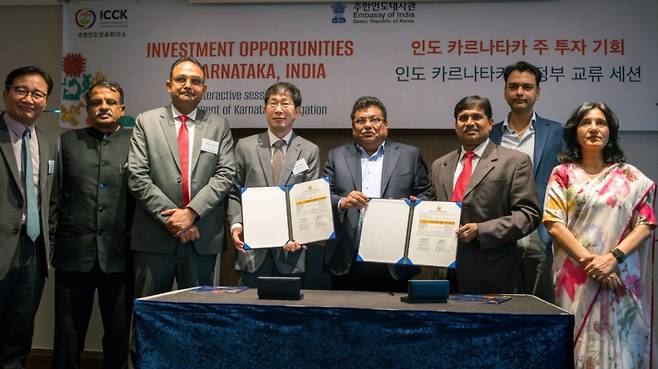 고창훈 이엠앤아이 대표이사(왼쪽에서 네번째)와 카르나타카 주의 산업부의 엠비 파틸(M.B. Patil, 오른쪽에서 네번째) 장관 등이 MOU를 체결한 이후 기념 촬영을 하고 있다./사진제공=이엠앤아이