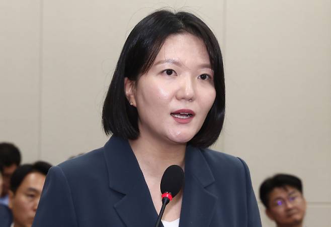 최수연 네이버 대표가 2일 오후 서울 여의도 국회에서 열린 과학기술정보방송통신위원회 6차 전체회의에서 의원 질의에 답변하고 있다. /사진=뉴스1