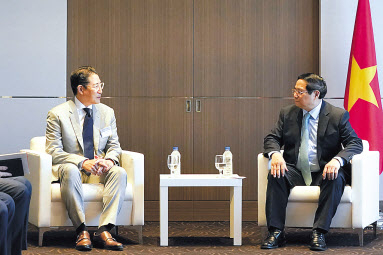 조현준(왼쪽) 효성 회장이 지난 1일 팜 민 찐 베트남 총리와 만나 미래사업 협력방안에 대해 논의하고 있다. [효성 제공]