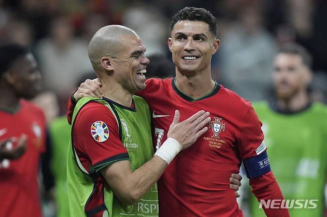 [프랑크푸르트=AP/뉴시스] 포르투갈 축구 국가대표 크리스티아누 호날두(오른쪽)와 페페. 2024. 7. 1.