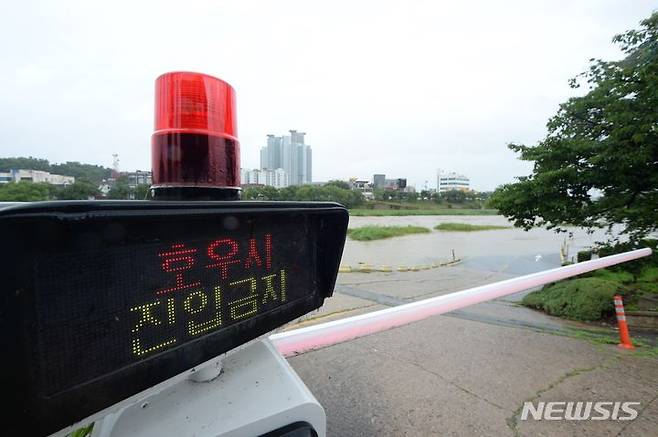 [청주=뉴시스] 조성현 기자 = 호우특보가 발효된 2일 오전 충북 청주시 흥덕구 서문동 무심천의 물이 차오르고 있다. 2023.07.02. jsh0128@newsis.com