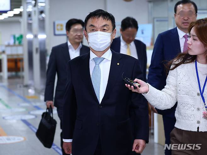 [서울=뉴시스] 김근수 기자 = 검찰이 '도이치모터스 주가조작' 의혹으로 재판에 넘겨진 권오수 전 회장의 항소심에서도 징역 8년을 선고해달라고 재판부에 요청했다. 사진은 권 전 회장이 지난 4월25일 서울 서초구 서울고등법원에서 열린 도이치 모터스 주가조작 연루 혐의 관련 항소심 공판에 출석하고 있는 모습. 2024.04.25. ks@newsis.com