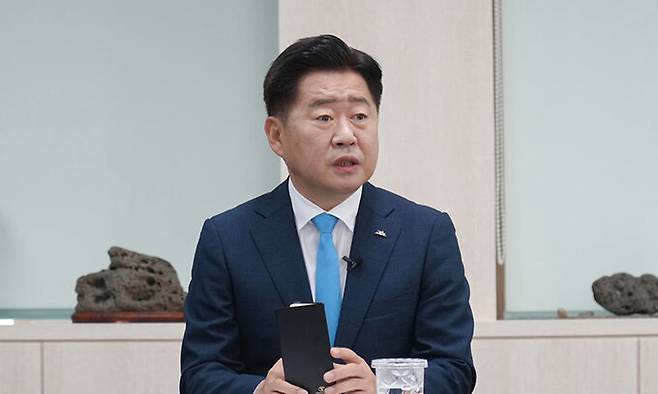 오영훈 제주도지사가 1일 도청 소통회의실에서 취임 2주년 기자간담회를 열고 전반기 성과와 후반기 도정 운영 방향을 설명하고 있다. 제주도 제공