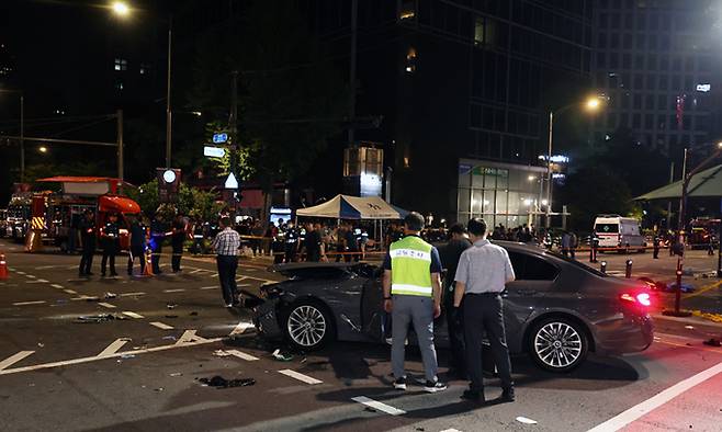 2일 새벽 13명의 사상자가 발생한 서울 시청역 교차로 교통사고 현장에 피해 차량과 잔해가 남아 있다. 뉴스1