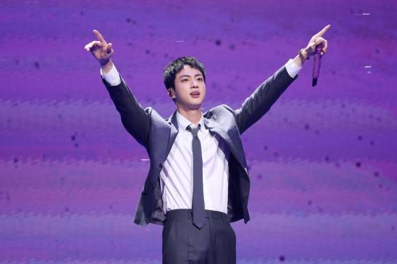그룹 방탄소년단(BTS)의 멤버 진이 서울 잠실실내체육관에서 열린 오프라인 팬미팅 ‘2024년 6월 13일의 석진, 날씨 맑음’에서 포즈를 취하고 있다. 2024.6.13 빅히트뮤직 제공