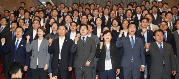 ‘대정부질문 파행’ 국민의힘 규탄 - 더불어민주당 의원들이  2일 저녁 서울 여의도 국회에서 의원총회를 마친뒤 대정부질문 파행과 관련해 국민의힘을 규탄하고 있다. 2024.7.2  뉴스1