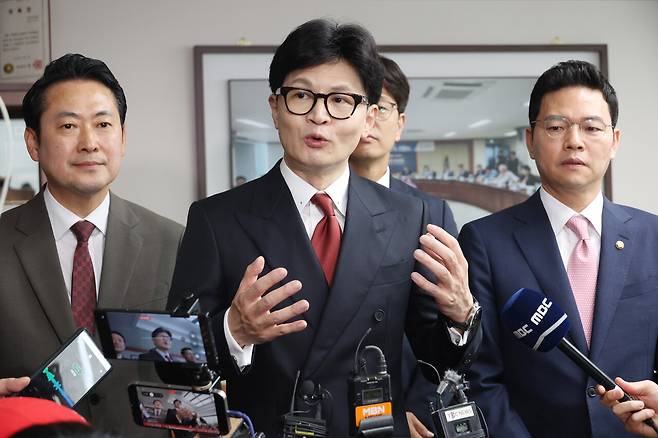 한동훈 전 비상대책위원장이 6월27일 대구 서구 김상훈 의원 지역구 사무실 건물 한 회의실에서 당원들을 만난 뒤 기자들과 질의응답하고 있다. ⓒ연합뉴스