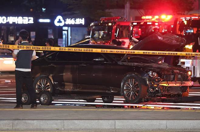 7월2일 새벽 대형 교통사고가 발생한 서울 시청역 인근 교차로에서 경찰이 사고 차량인 제네시스 주변을 통제하고 있다. ⓒ 연합뉴스