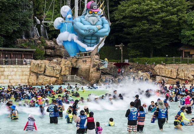 캐리비안베이 야외 파도풀에 조성한 8m  높이의 초대형 시그니처 포토스팟 ‘힙세이돈’          사진제공｜에버랜드