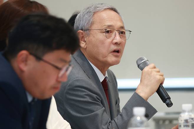 유인촌 문화체육관광부 장관이 2일 서울 종로구 국립현대미술관 서울관 교육동에서 열린 체육 분야 간담회에서 발언을 하고 있다. 연합뉴스