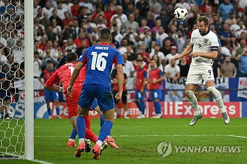 영국 공영방송 BBC는 1일 UEFA가 잉글랜드 축구대표팀 미드필더 주드 벨링엄이 유로 2024 16강 슬로바키아전에서 동점골을 터트린 후 보인 제스처를 조사 중이라고 보도했다. 벨링엄은 슬로바키아전 때 경기 막판에 환상적인 시저스 킥으로 동점골을 터트리면서 역전승의 발판을 마련했다. 다만 골을 넣은 후 사타구니를 잡은 모습을 포착돼 외설적인 행동을 했다는 의심을 받으면서 행동 기본 규칙 위반 여부에 관해 UEFA로부터 조사를 받고 있는 것으로 알려졌다. 연합뉴스