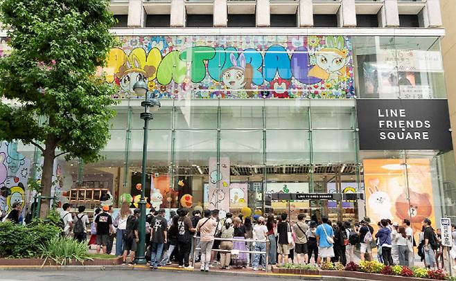 라인프렌즈 스퀘어 시부야 및 NewJeans ‘Supernatural POP-UP’ 입장을 기다리고 있는 일본 팬들. (사진=IPX)