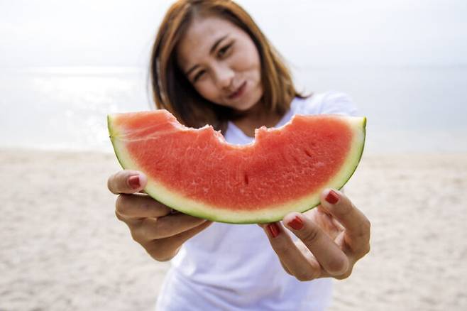 수분도 많고 영양가도 높아 남녀노소 즐겨찾는 수박은 장점이 많지만 부작용이 나타날 수 있어 주의해야 한다. [사진=게티이미지뱅크]