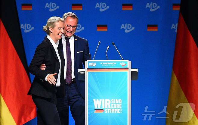 지난달 30일(현지시간) 독일 서부 에센에서 열린 독일 극우 정당 '독일을 위한 대안(AfD)'의 전당대회 마지막 날, 당 공동대표인 앨리스 바이델과 티노 크루팔라가 연단에 서고 있다. 24.06.30 ⓒ AFP=뉴스1 ⓒ News1 김예슬 기자
