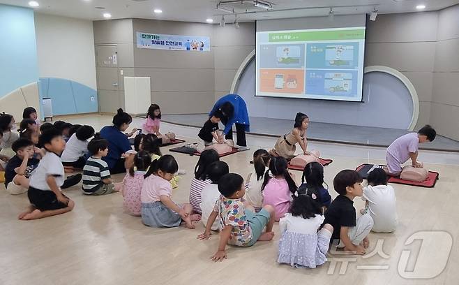 계룡 신도안면 해미르 어린이집에서 ‘심폐소생술 안전교육’을 실시하고 있다. (계룡시 제공) /뉴스1