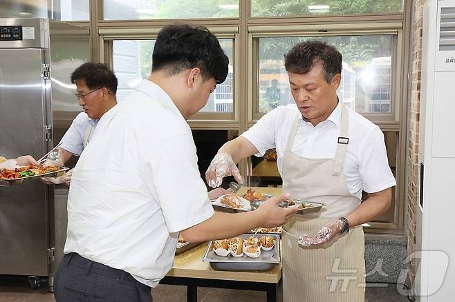 이학수 정읍시장이 민선8기 2주년 기념 소통의 날 행사를 마치고 구내식당에서 직원들에게 배식봉사를 하고 있다.(정읍시 제공)2024.7.3/뉴스1