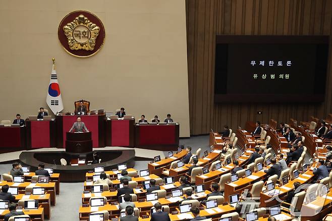 유상범 국민의힘 의원이 3일 오후 서울 여의도 국회에서 열린 제415회 국회(임시회) 5차 본회의에서 법안 처리 저지를 위한 무제한토론(필리버스터)을 하고 있다. 2024.7.3/뉴스1 ⓒ News1 이광호 기자