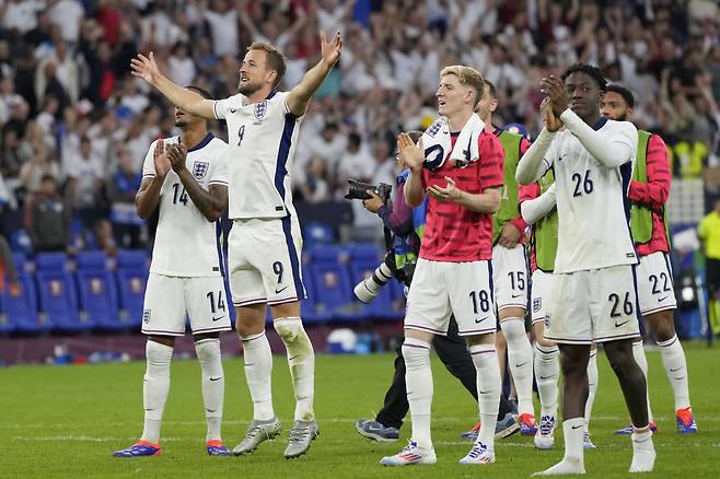 England's Harry Kane, left, applauds fans with his teammate at the end of the round of sixteen match between England and Slovakia at the Euro 2024 soccer tournament in Gelsenkirchen, Germany, Sunday, June 30, 2024. (AP Photo/Antonio Calanni)<저작권자(c) 연합뉴스, 무단 전재-재배포, AI 학습 및 활용 금지>