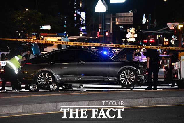 1일 오후 9시 26분께 서울 중구 시청역 교차로에서 차량이 인도로 돌진하는 사고가 발생한 가운데 사고 차량으로 보이는 차량이 세워져 있다. /박헌우 기자