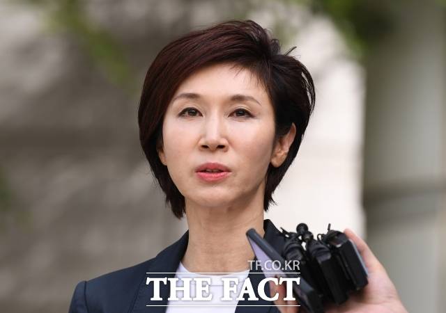 노소영 아트센터 나비 관장이 지난 4월 서울 서초구 서울고등법원에서 최태원 SK그룹 회장과의 이혼소송 항소심 2차 변론기일에 출석한 뒤 법원을 나서며 취재진의 질의에 답하고 있다. /이새롬 기자