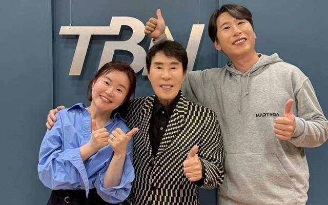 가수 송대관은 최근 TBN 교통방송 '김효진 양상국의 12시에 만나요'에 깜짝 출연해 '지갑이 형님' 신곡을 라이브 열창해 청취자들로부터 호평을 들었다. 왼쪽부터 김효진 송대관 양상국. /TBN