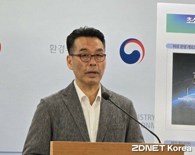 유명수 국립환경과학원 기후대기연구부장이 초소형 온실가스 관측 위성 개발 계획을 발표하고 있다.