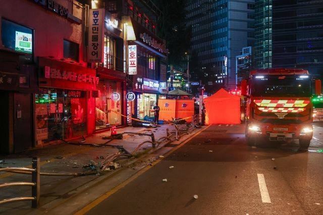 2일 오전 전날 대형 교통사고가 발생한 서울 시청역 인근 교차로 인도에 사고 여파로  파편이 흩어져 있다. [이미지출처=연합뉴스]