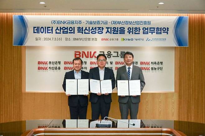 BNK금융그룹은 3일, 기술보증기금-부산정보산업진흥원과 데이터 산업 혁신성장 지원 업무협약을 체결했다.(왼쪽부터 이재필 기술보증기금 상임이사, 박성욱 BNK금융지주 그룹미래디지털혁신부문장, 김태열 부산정보산업진흥원 원장)