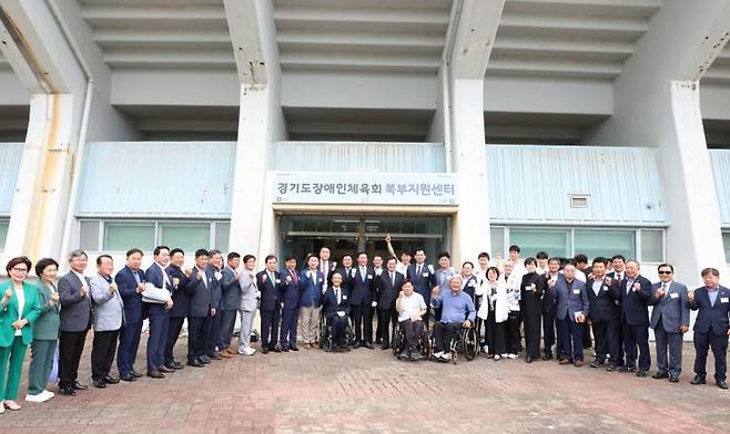 김동연 경기도지사가 3일 경기도체육회와 경기도장애인체육회 북부지원센터 출범식에 참석해 참석자들과 화이팅을 하고 있다.