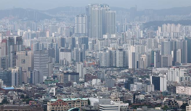 서울 남산에서 바라본 도심에 아파트 단지와 주택가가 보이고 있다./뉴스1