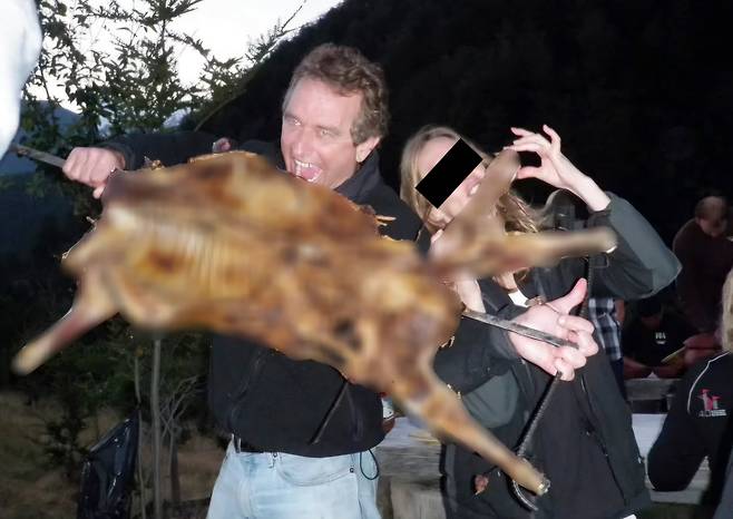 미국의 무소속 대선 후보 로버트 케네디 주니어가 구운 바비큐 고기를 들고 찍힌 사진이 뒤늦게 공개돼 논란이 되고 있다. /베니티 페어 보도화면 캡처