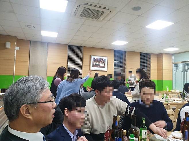 '대변 사건'이 불거진 2019년 1월 울산지검 회식 사진. 구내식당에서 열렸고 송인택 당시 검사장(맨 왼쪽)주재 하에 검찰청 직원, 검사들이 참석했다. /박상용 검사 제공