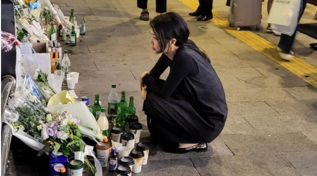 김건희 여사가 3일 저녁 서울 시청역 역주행 사고 현장에 방문한 장면/인터넷 커뮤니티